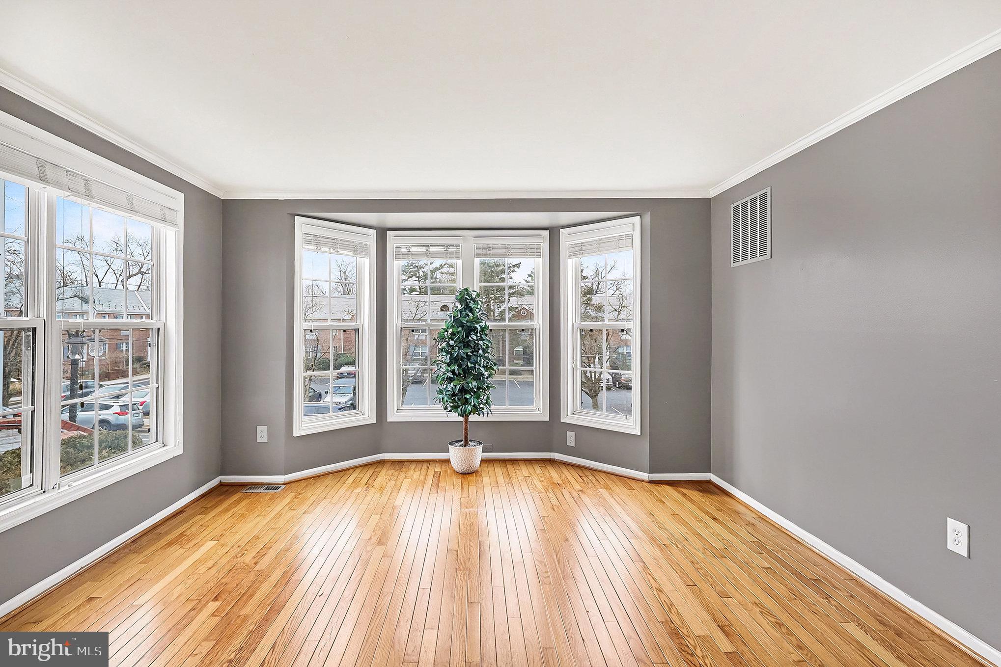 122 East Glebe Road Alexandria, VA 22305 - Photo 10 of 30 Living/Family Room