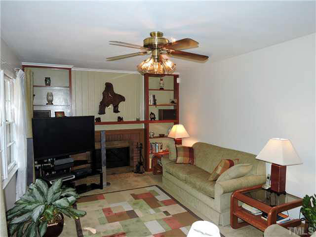 4209 Malvern Road Durham, NC 27707 - Photo 14 of 25 Den/Family/Great Room