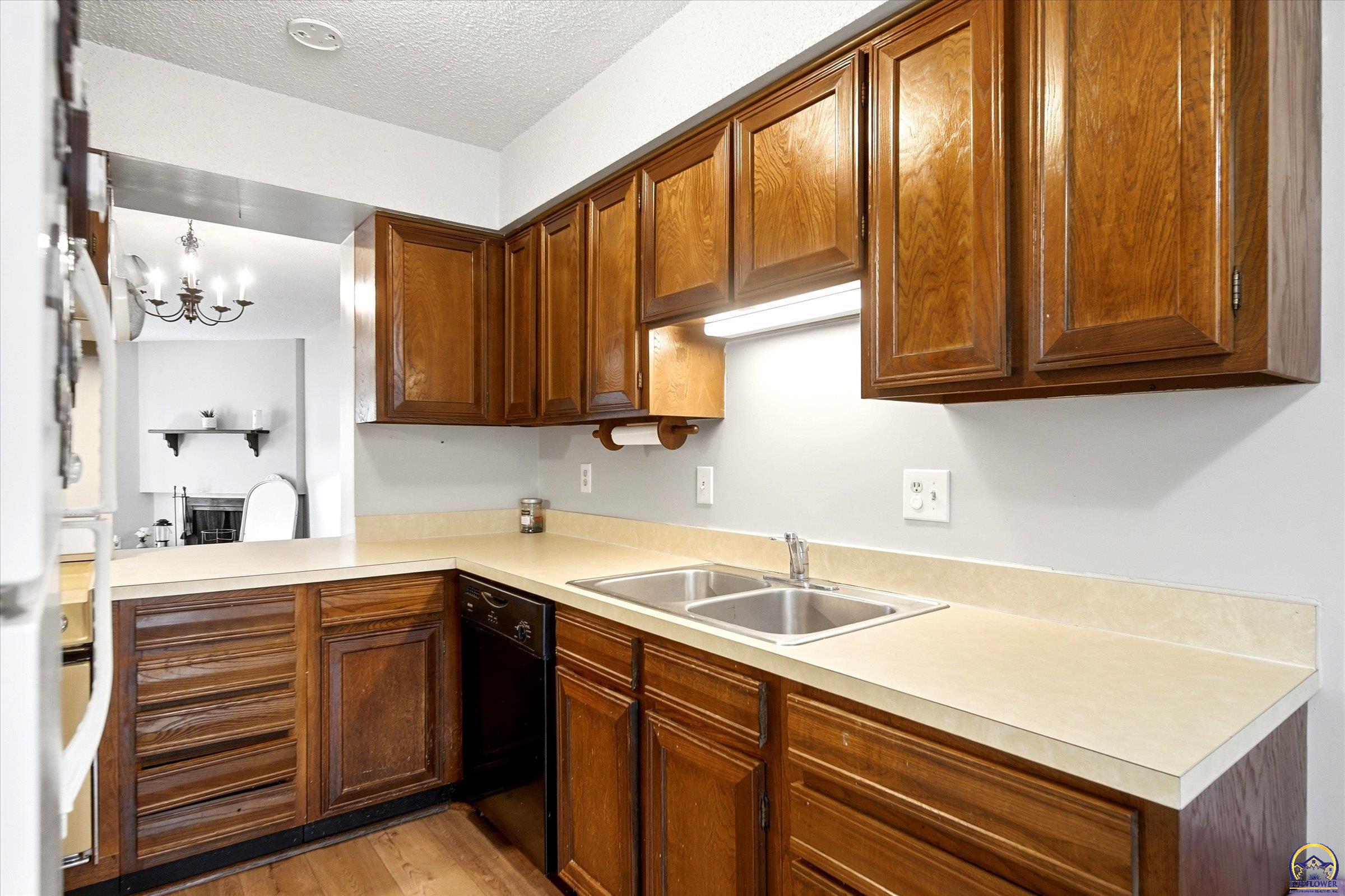 4503 Southwest 33rd Terrace Topeka, KS 66614 - Photo 11 of 35