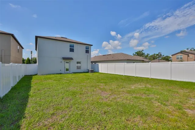 a view of a backyard