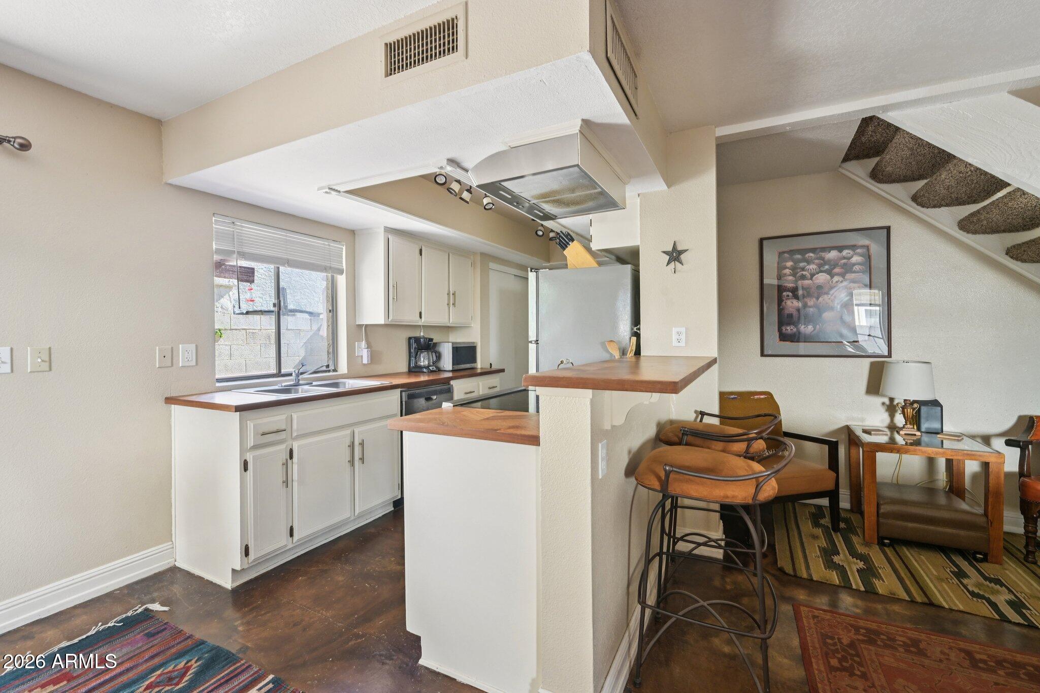 8829 South 48th Street, Unit 1 Phoenix, AZ 85044 - Photo 8 of 33 Kitchen bar