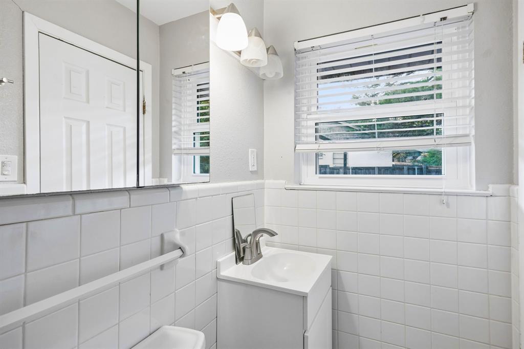8938 Angleton Place Dallas, TX 75243 - Photo 18 of 27 Gallery Image 18