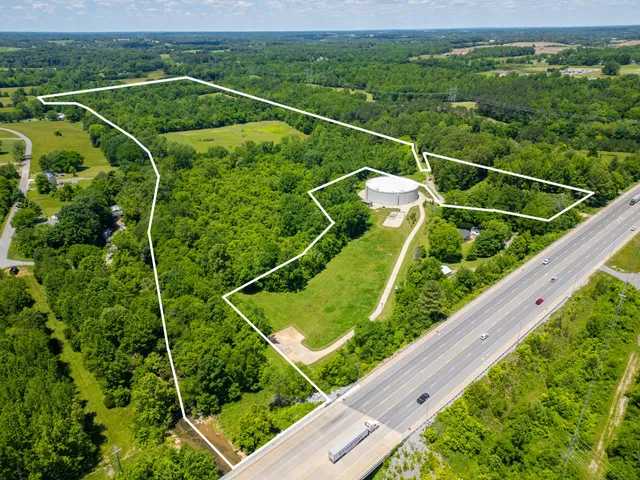 a view of a tennis court