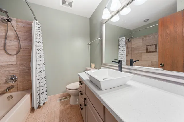 $3,200 | 104 South Knollwood Drive, Schaumburg, IL 60193