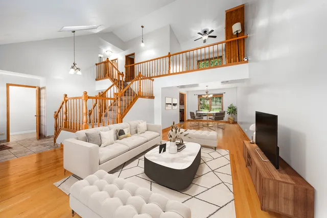 $3,200 | 104 South Knollwood Drive, Schaumburg, IL 60193