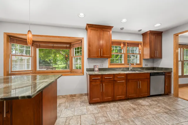 $3,200 | 104 South Knollwood Drive, Schaumburg, IL 60193