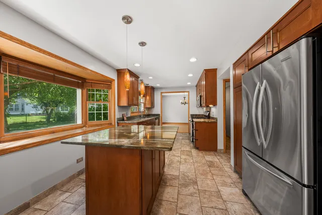 $3,200 | 104 South Knollwood Drive, Schaumburg, IL 60193