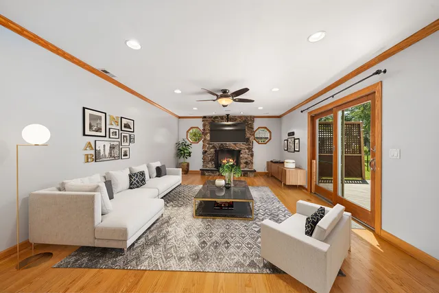 $3,200 | 104 South Knollwood Drive, Schaumburg, IL 60193