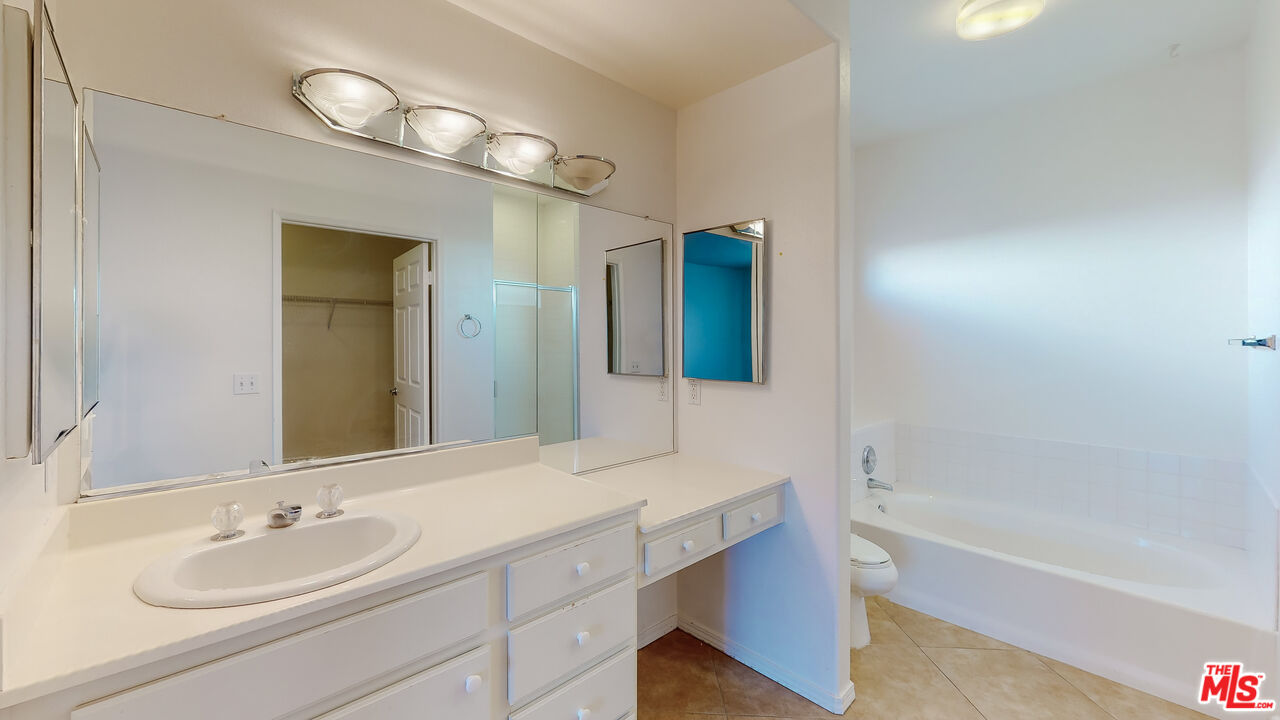 68606 La Medera Road Cathedral City, CA 92234 - Photo 15 of 33 a bathroom with a tub sink and mirror
