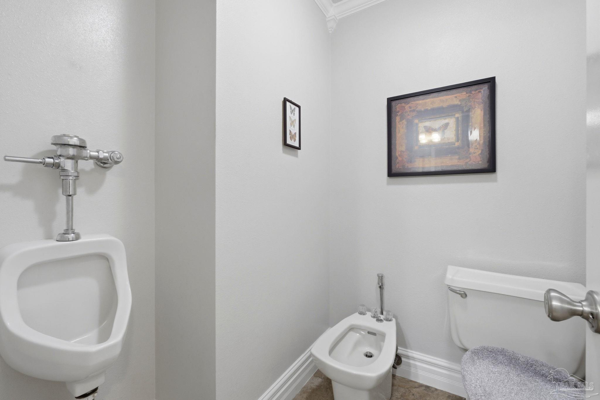 6930 Summit Way Milton, FL 32570 - Photo 31 of 71 a bathroom with a toilet a sink and mirror