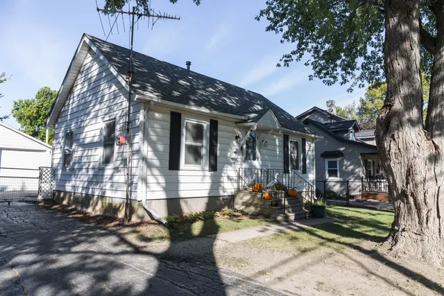 a view of house with yard
