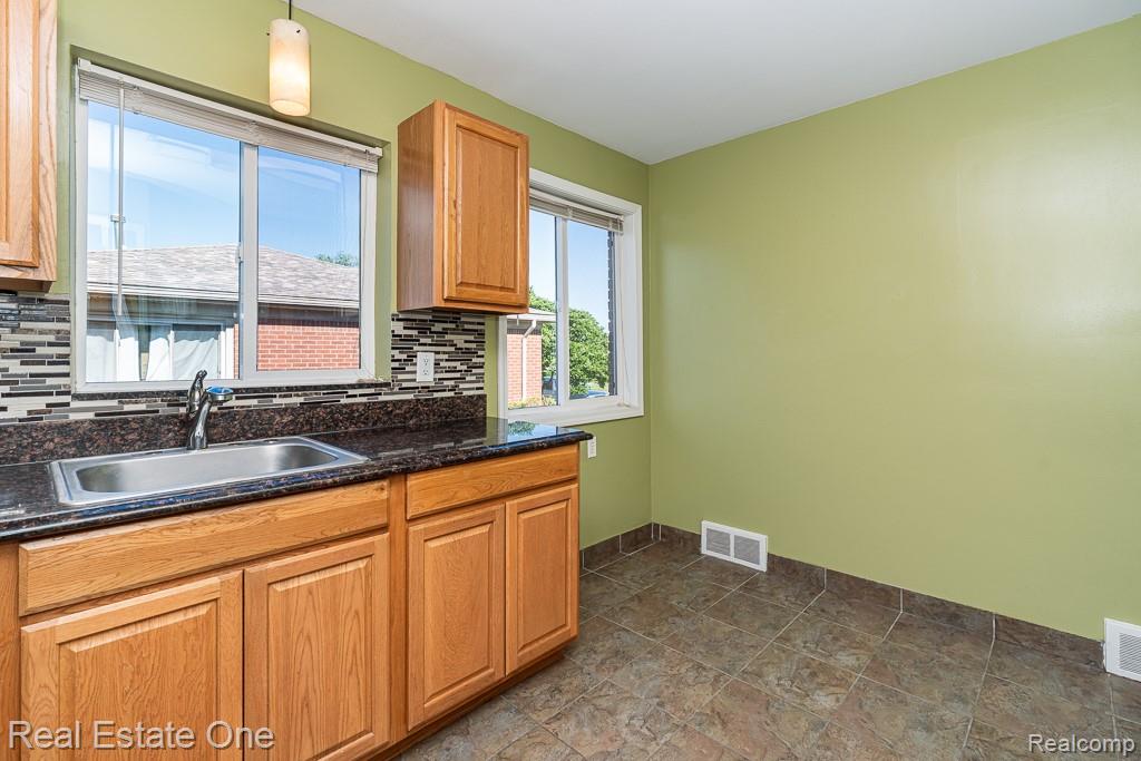 8272 Racine Road Warren, MI 48093 - Photo 17 of 46