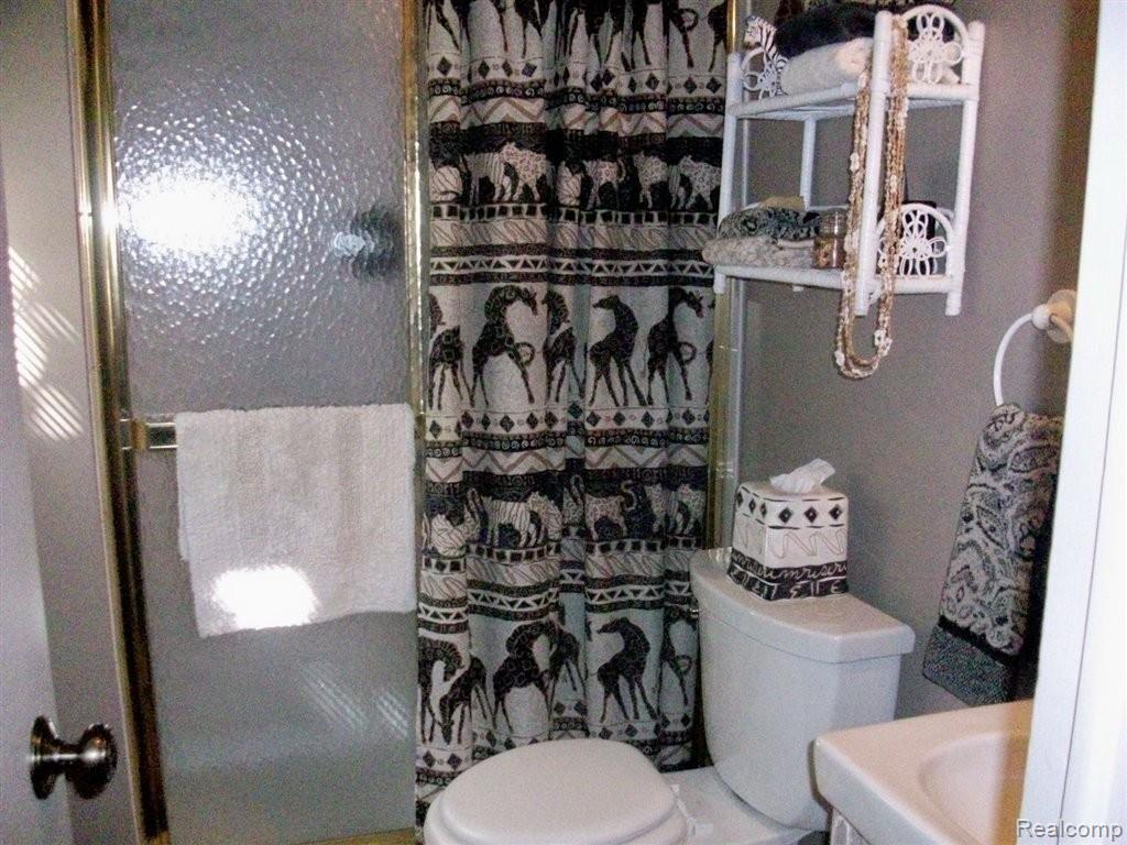 1896 Braemar Road Oakland, MI 48363 - Photo 12 of 19 braemar bsmt bath.jpg