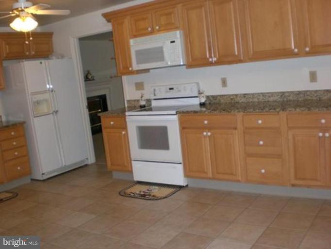 7817 Leland Road Manassas, VA 20111 - Photo 3 of 22 GIANTIC Upgraded Kitchen