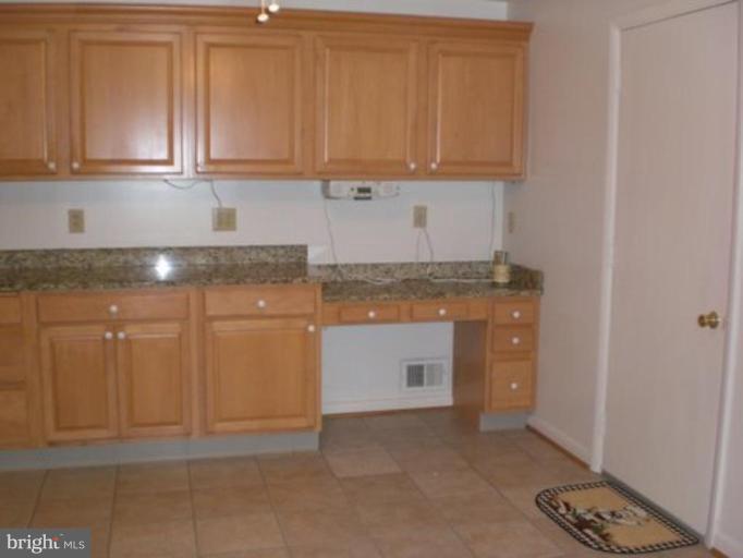7817 Leland Road Manassas, VA 20111 - Photo 5 of 22 Perfect kitchen w/ built-in desk & ceramic flr