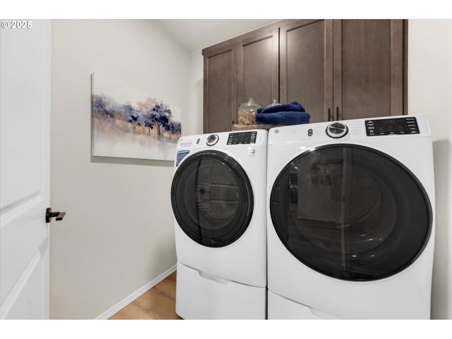 5190 Holly Street Springfield, OR 97478 - Photo 11 of 11 a utility room with dryer and washer