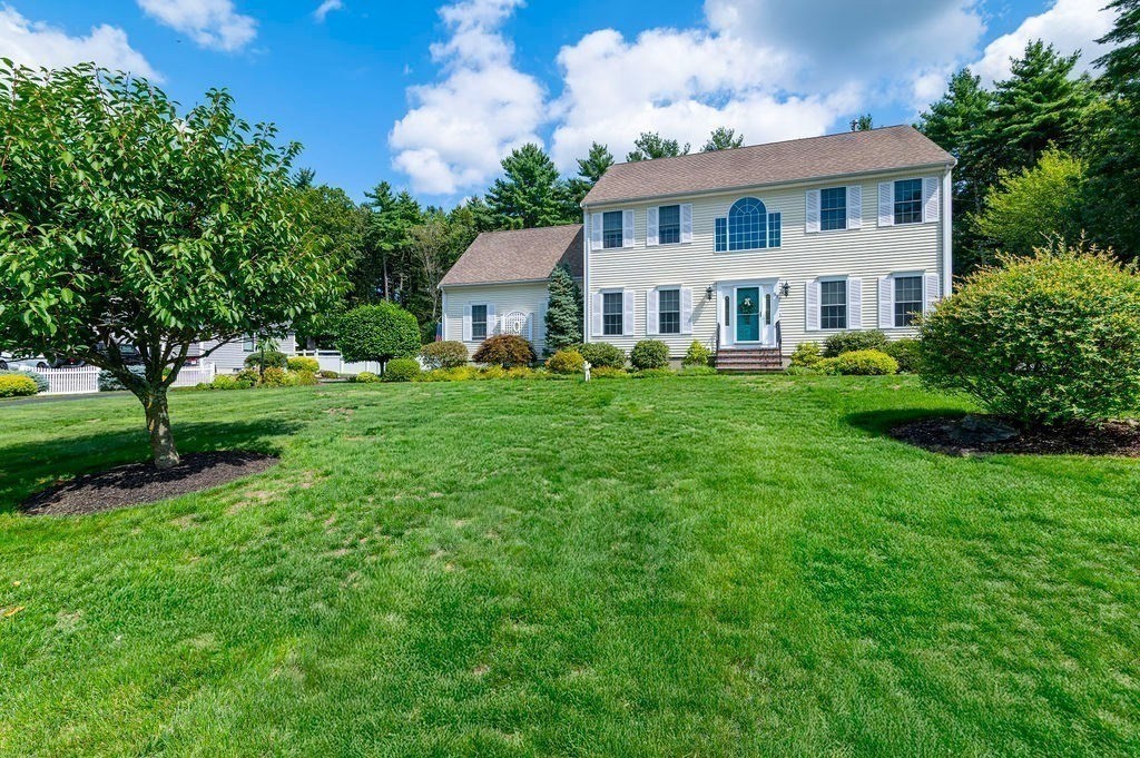 53 Queens Circle Raynham, MA 02767 - Photo 4 of 38