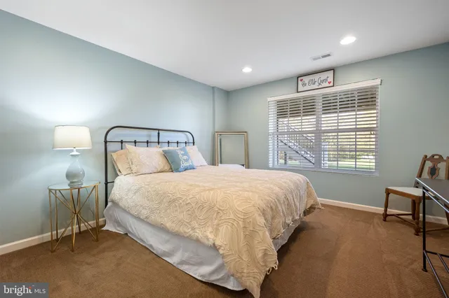 a picture of a bench in a picture