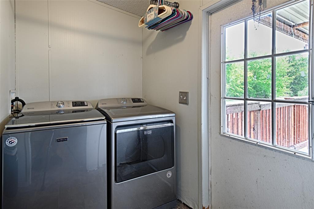 1670 Smith Circle Combine, TX 75159 - Photo 21 of 31 Laundry room with washer and clothes dryer