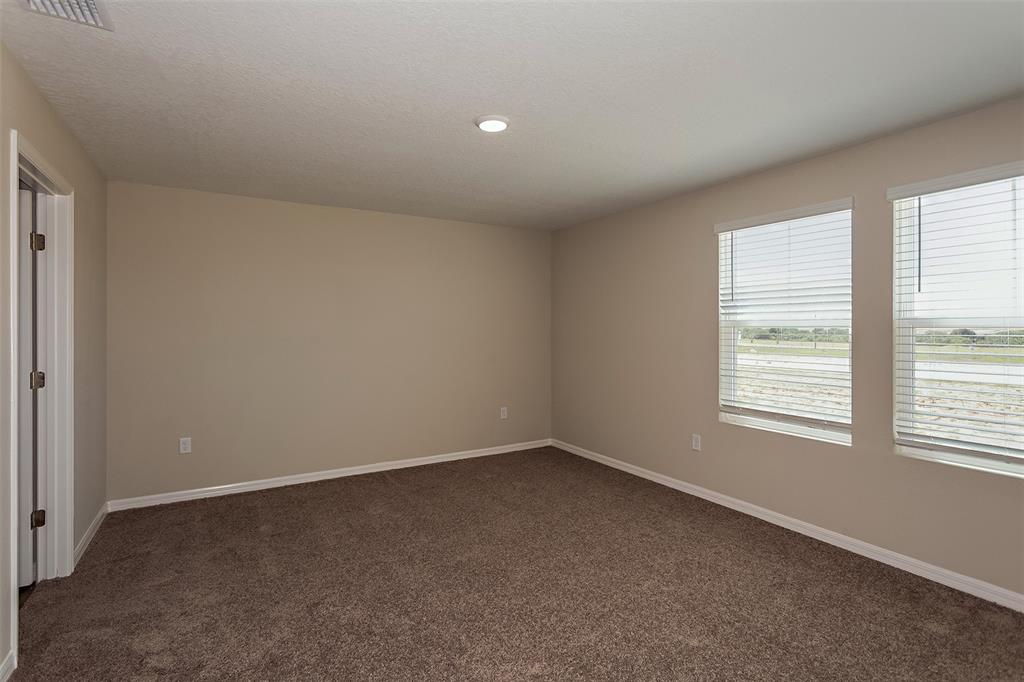 15232 Maude Lndg Loop Wimauma, FL 33598 - Photo 4 of 22 an empty room with a window