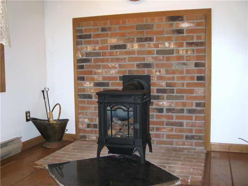 446 Meetinghouse Road Wells, ME 04090 - Photo 5 of 22 Living Room.