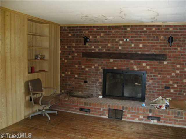 182 Jess Cross Road Lexington, NC 27292 - Photo 5 of 6 Living Room.
