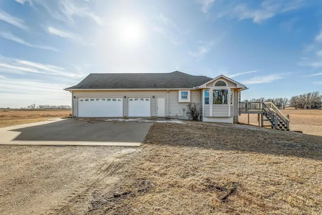 $340,000 | 1067 Northeast 70 Avenue, Kingman, KS 67068