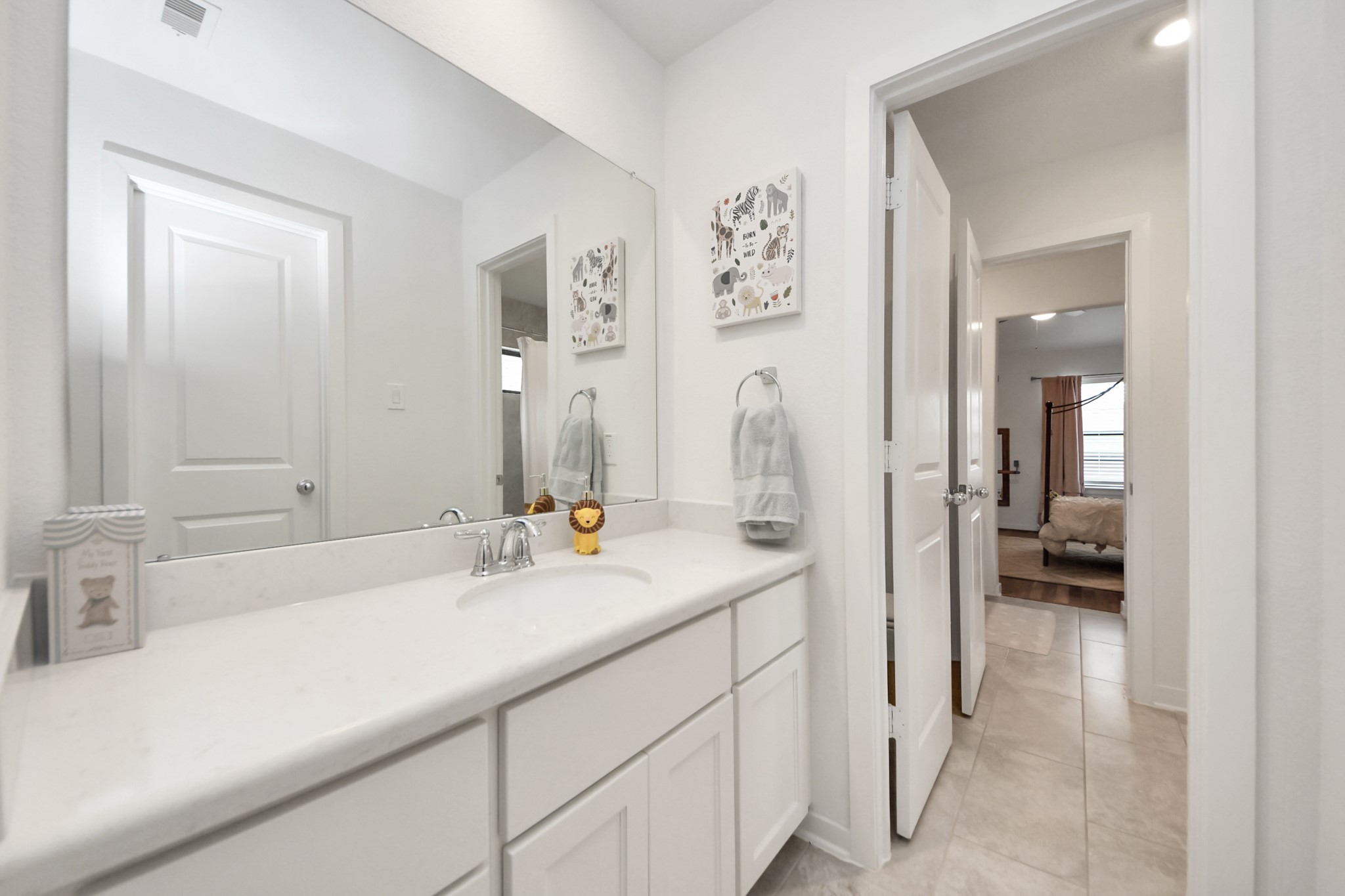17355 Camillia Trail Conroe, TX 77302 - Photo 25 of 34 a en suite bathroom with a sink and a mirror