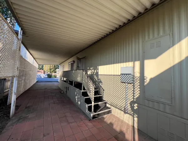 a view of entryway with a front door