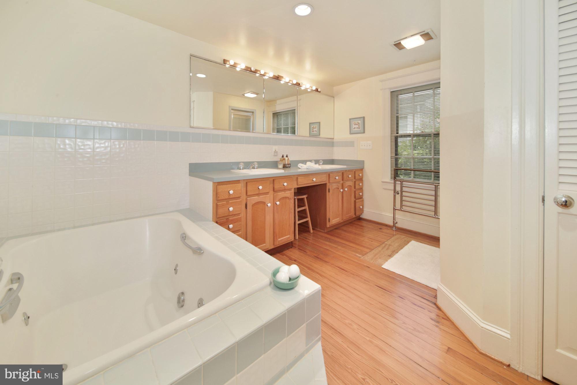 5211 Goddard Road Bethesda, MD 20814 - Photo 16 of 41 En suite owner's bath with jetted tub