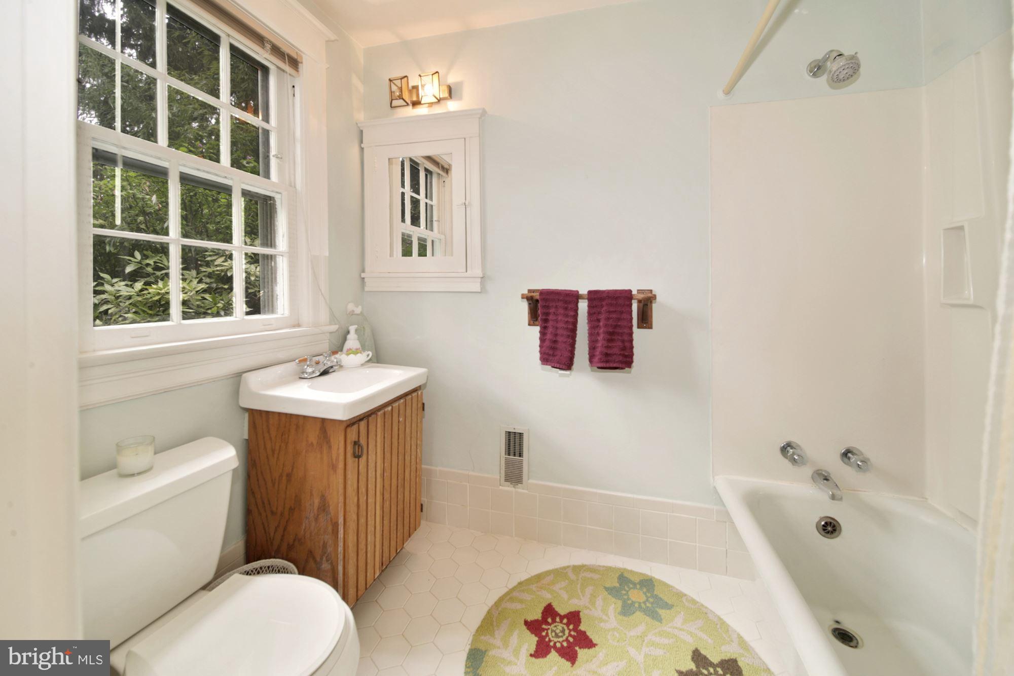 5211 Goddard Road Bethesda, MD 20814 - Photo 20 of 41 En suite bath for bedroom 2