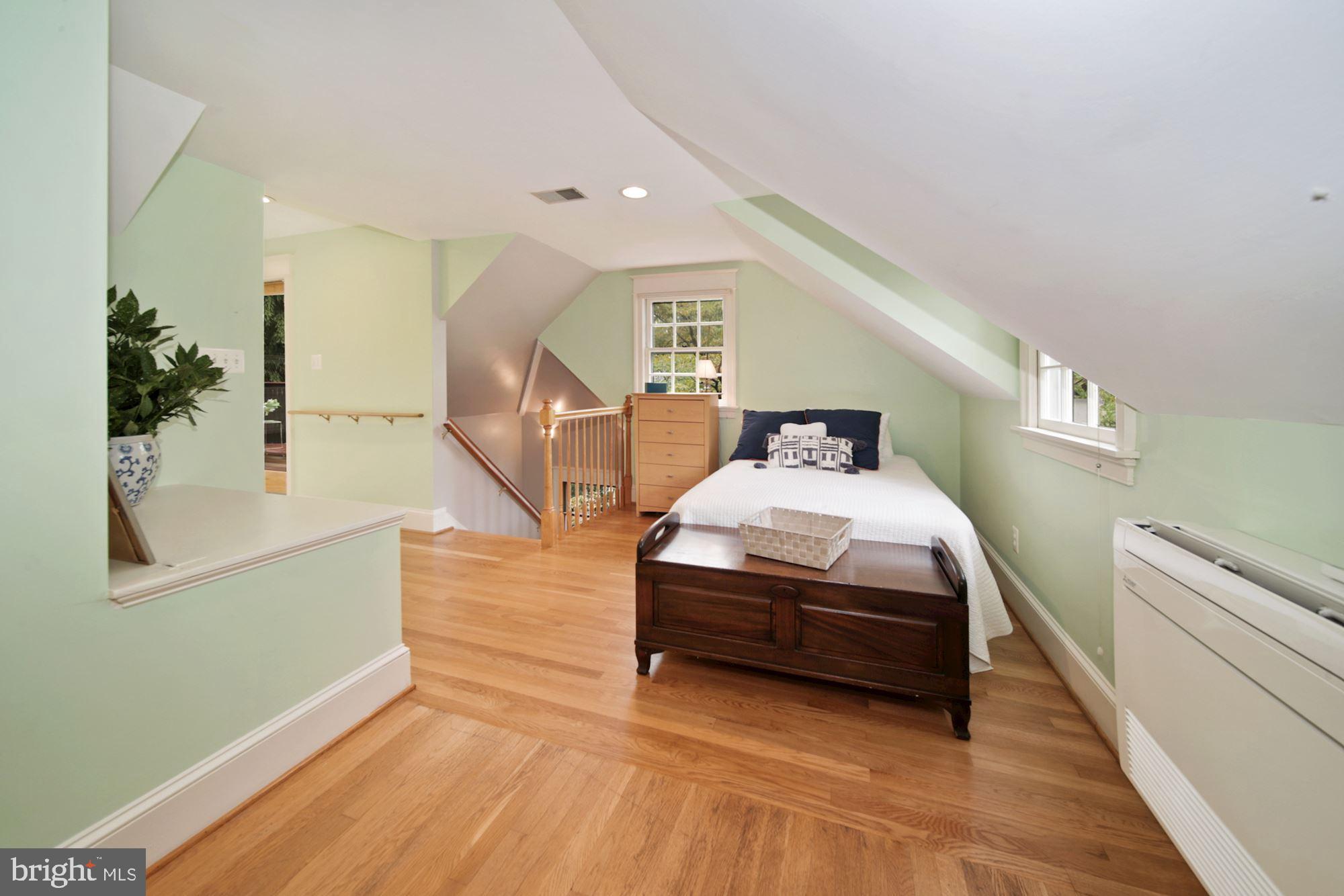 5211 Goddard Road Bethesda, MD 20814 - Photo 22 of 41 Upper level loft suite