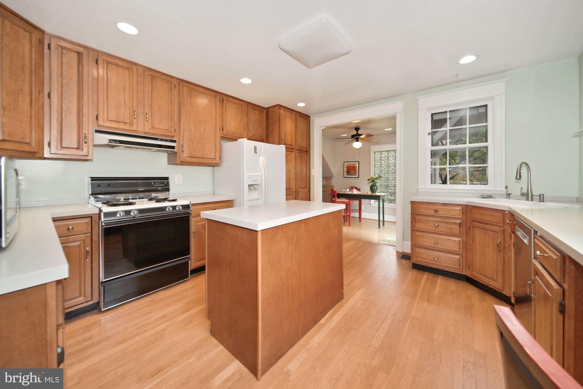 5211 Goddard Road Bethesda, MD 20814 - Photo 10 of 41 Gas range, abundant storage