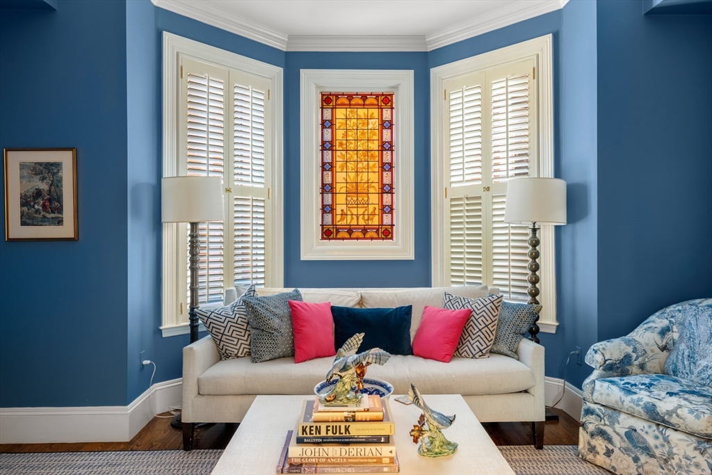 314 Dartmouth Street, Unit B Boston, MA 02116 - Photo 17 of 34 a living room with furniture and a window