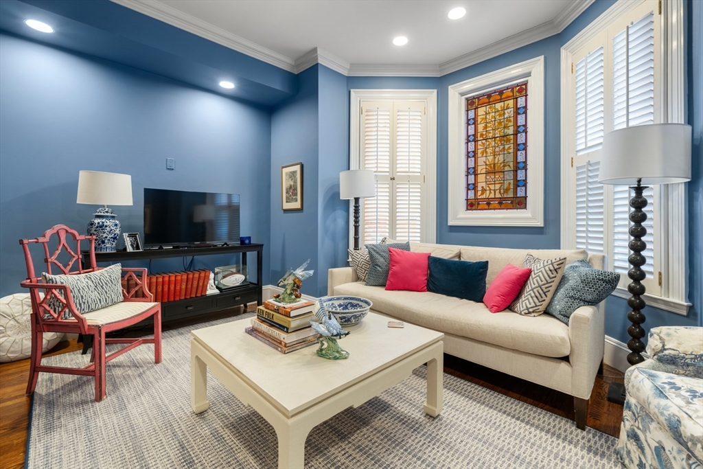 314 Dartmouth Street, Unit B Boston, MA 02116 - Photo 18 of 34 a living room with furniture and a flat screen tv