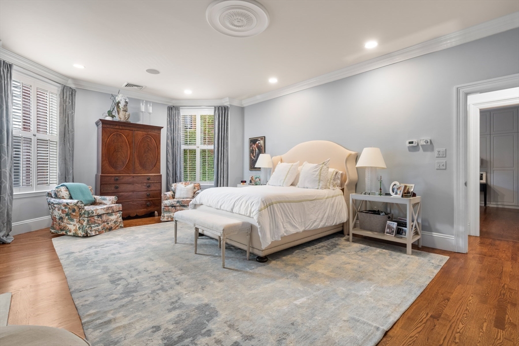 314 Dartmouth Street, Unit B Boston, MA 02116 - Photo 20 of 34 a spacious bedroom with a bed and wooden floor