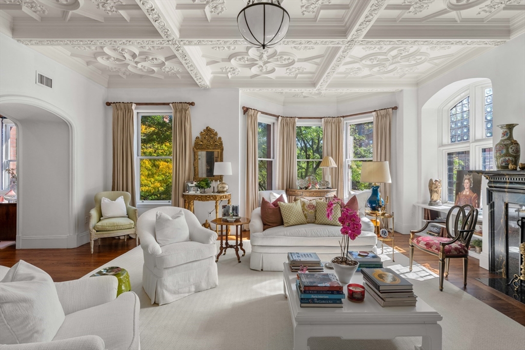 314 Dartmouth Street, Unit B Boston, MA 02116 - Photo 2 of 34 a living room with furniture and a large window
