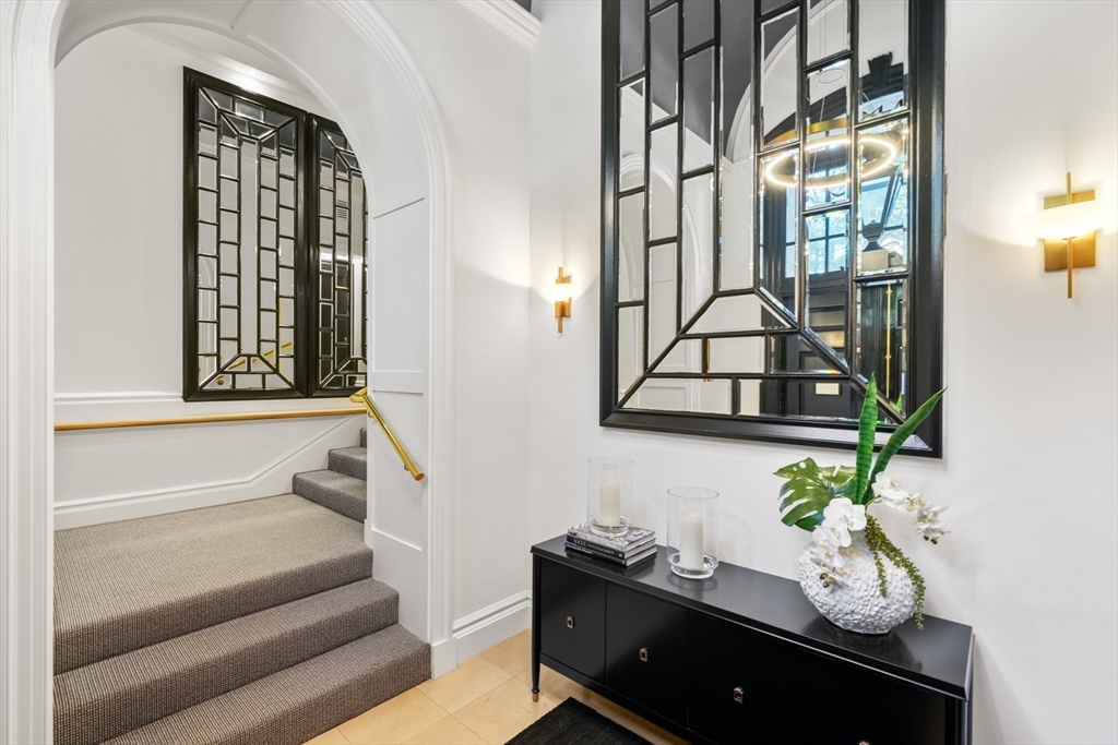 314 Dartmouth Street, Unit B Boston, MA 02116 - Photo 31 of 34 a living room with furniture and a window