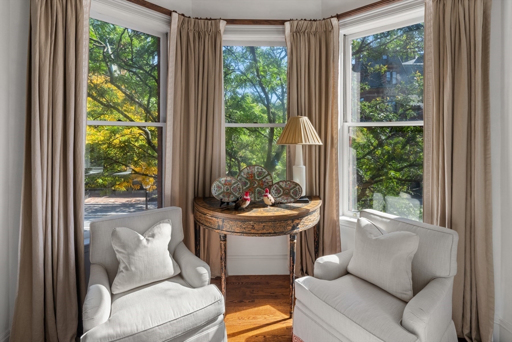 314 Dartmouth Street, Unit B Boston, MA 02116 - Photo 4 of 34 a living room with patio furniture and a potted plant