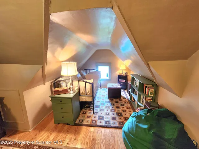 a house that is sitting in the grass