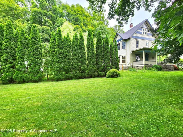 a view of a house with backyard and garden