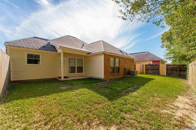 $2,100 | 15069 Creek Drive, Gonzales, LA 70737