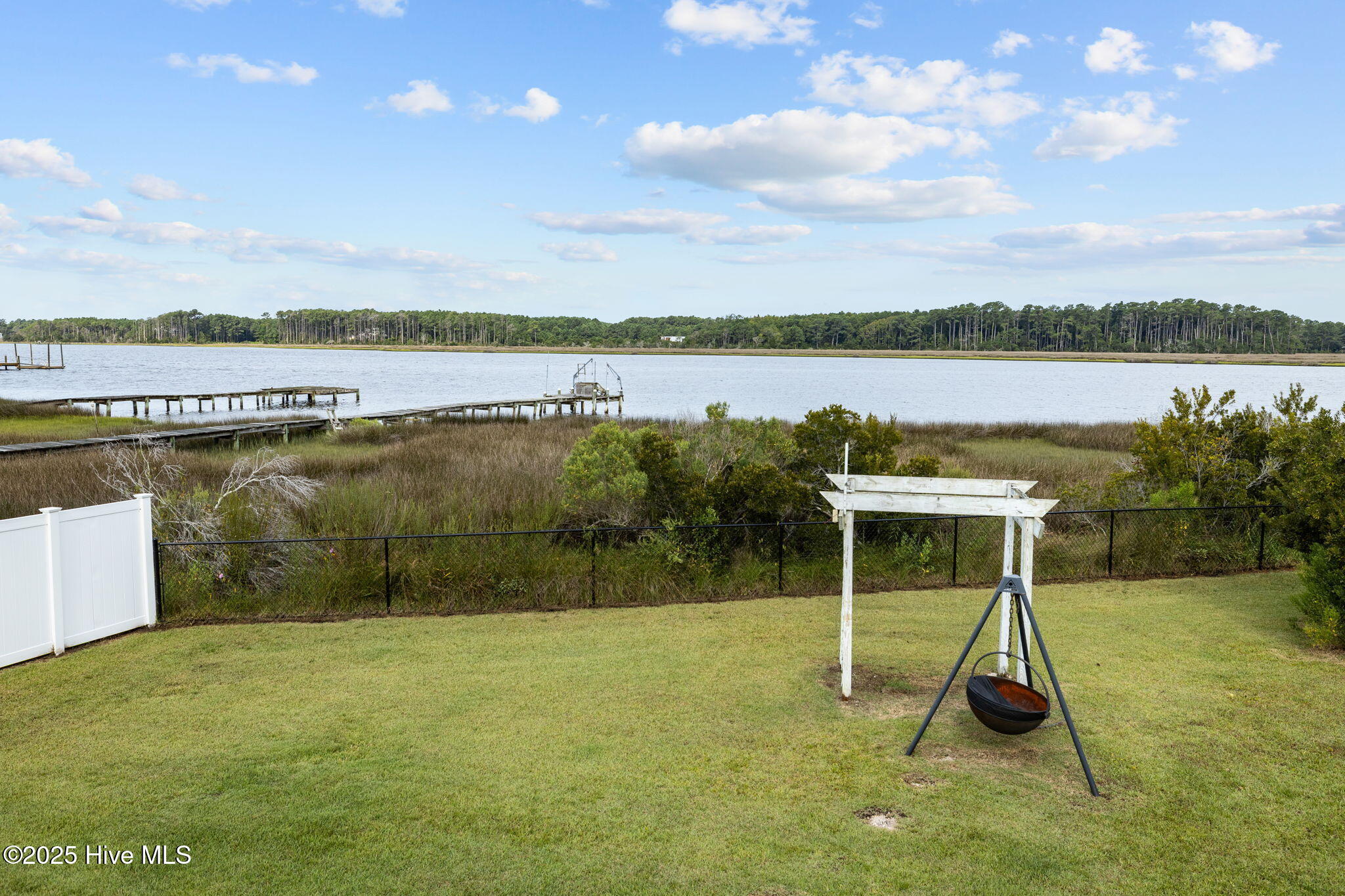 413 Pelican Harbor Road Beaufort, NC 28516 - Photo 8 of 30 Fenced yard