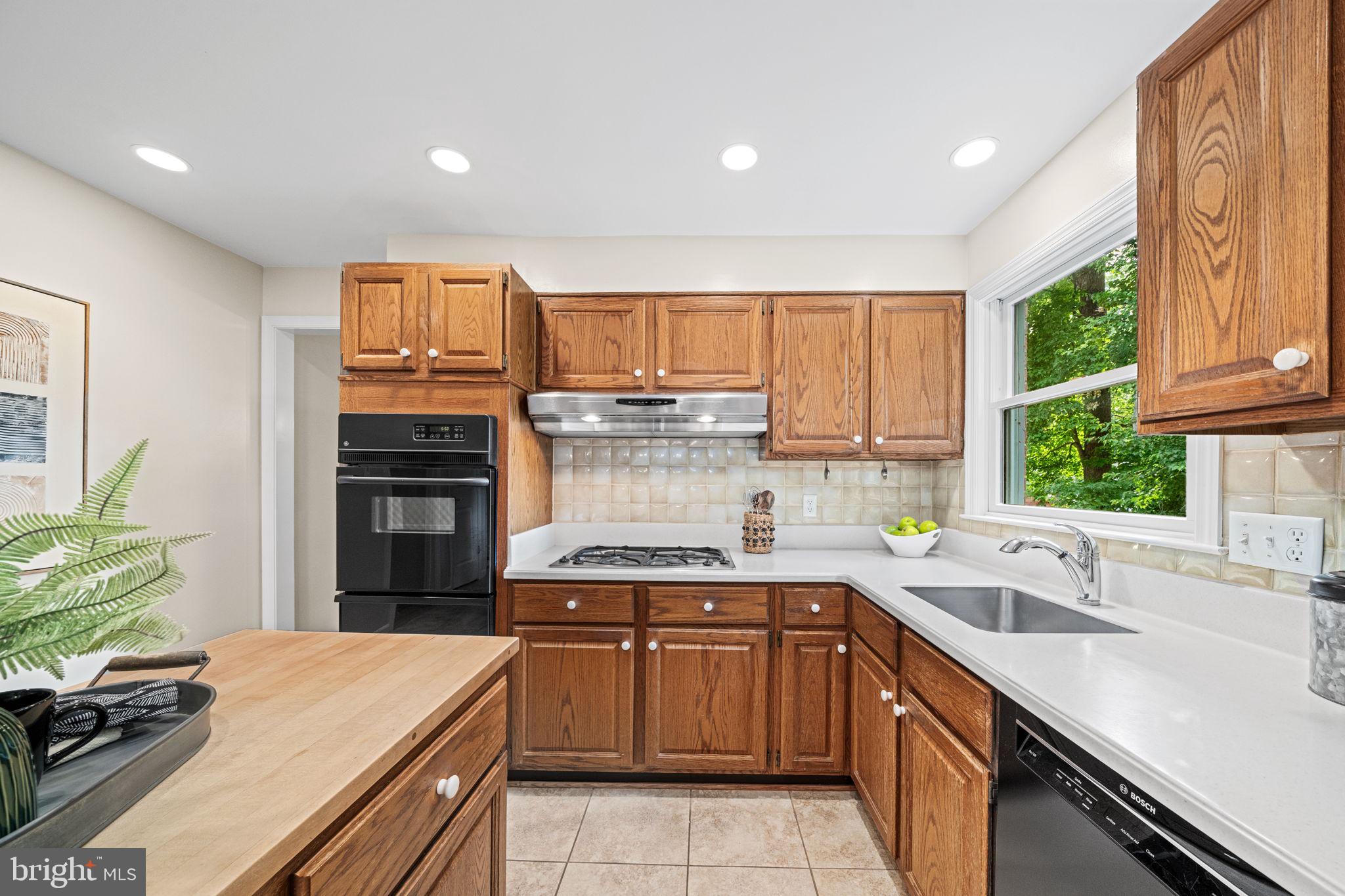 8522 Fairburn Drive Springfield, VA 22152 - Photo 11 of 43 Well Appointed Kitchen