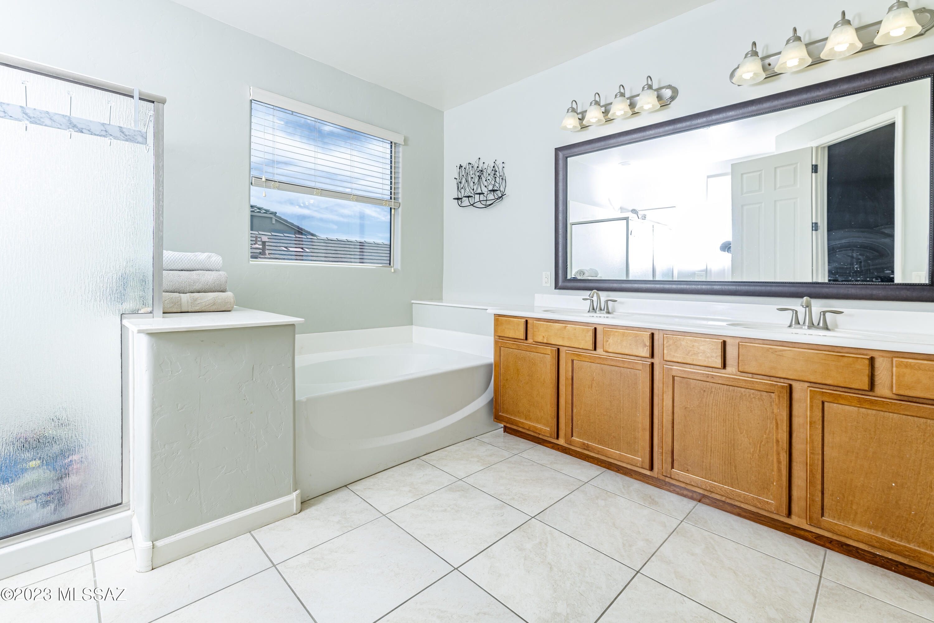 8479 North Gaetano Loop Tucson, AZ 85742 - Photo 16 of 27 Main bathroom 01a