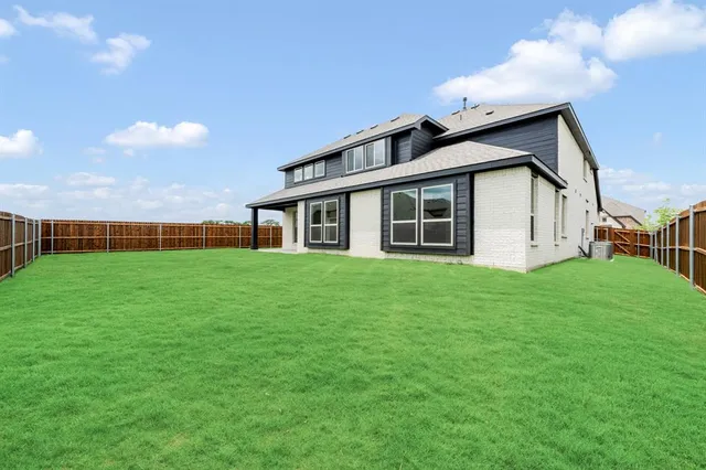 a view of a house with backyard