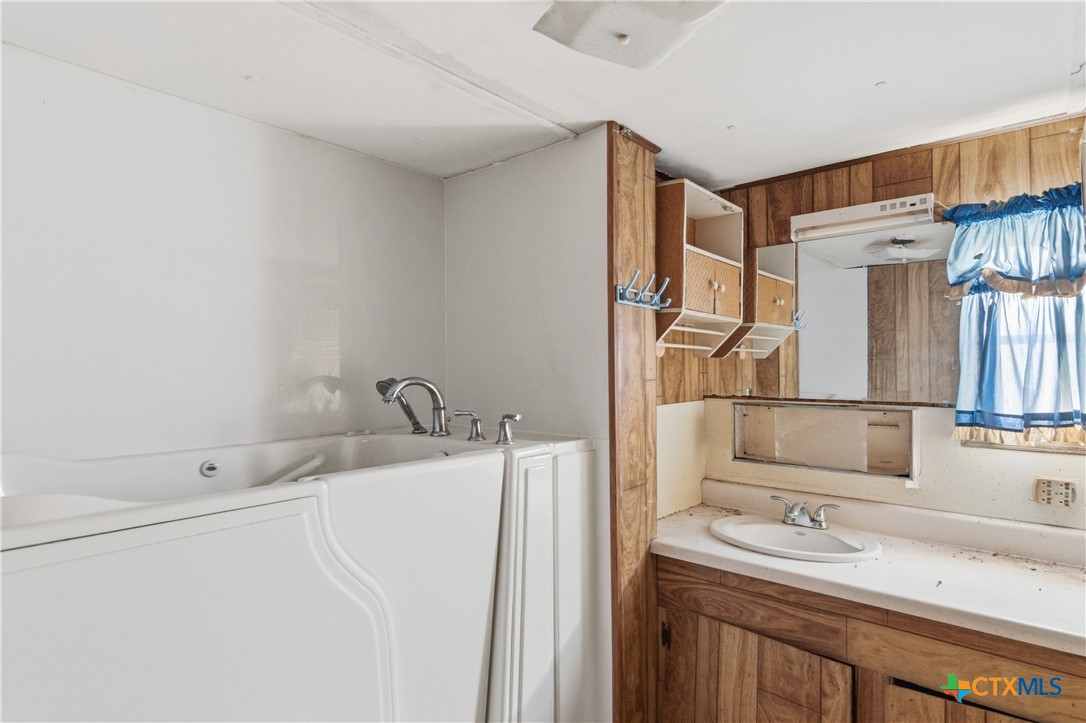 780 Oak Tree Road Seguin, TX 78155 - Photo 27 of 40 a bathroom with a sink and a mirror