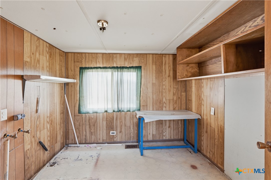 780 Oak Tree Road Seguin, TX 78155 - Photo 28 of 40 a bedroom with a bed and a window