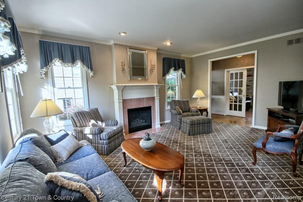 306 Drace Street Rochester, MI 48307 - Photo 3 of 30 Beautiful Bright Family Room