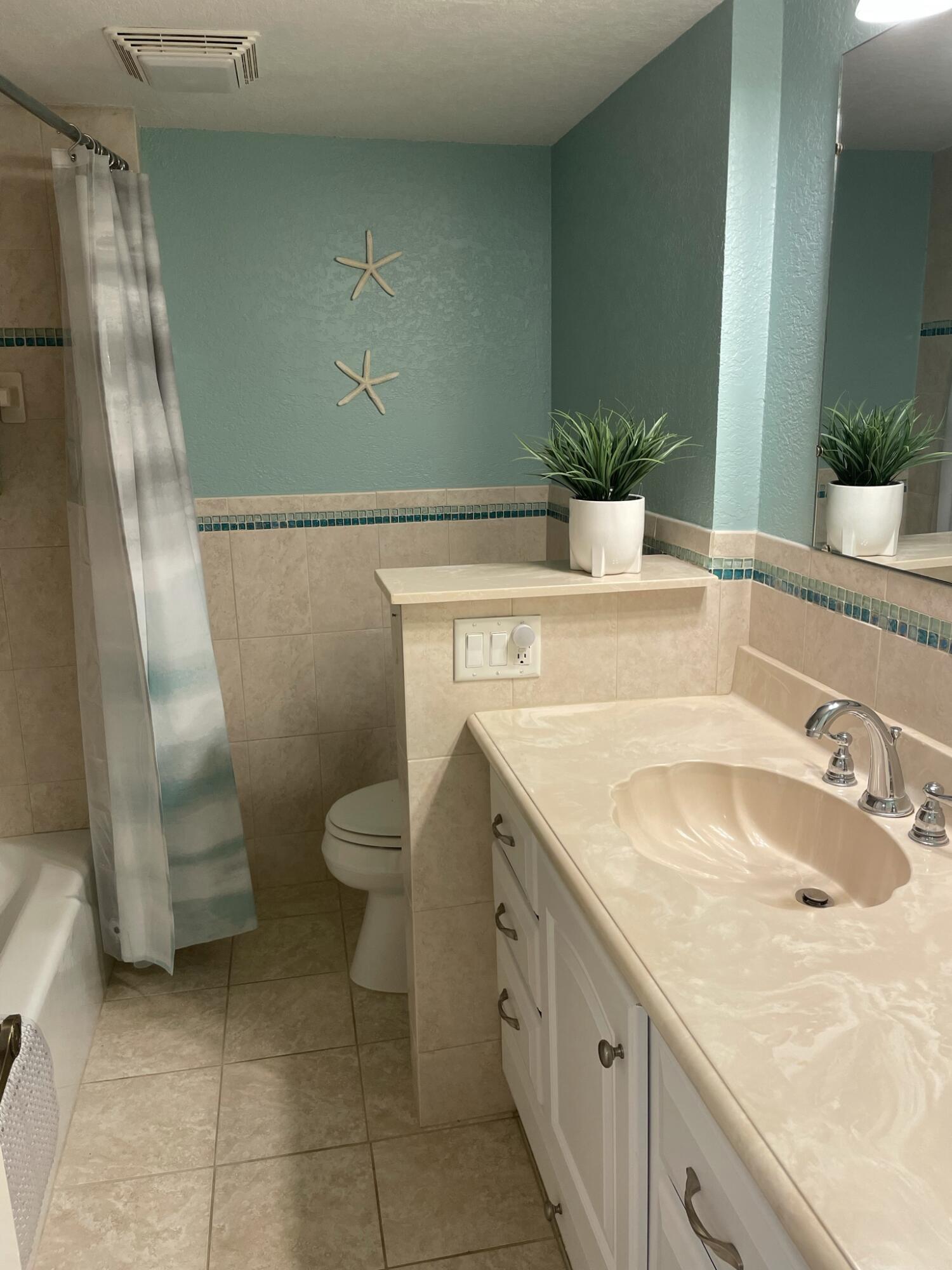 951 De Soto Road, Unit 127 Boca Raton, FL 33432 - Photo 22 of 26 Second Bathroom